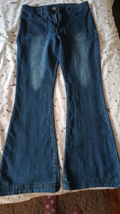 Blugi evazați elastici