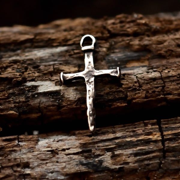 Сребърен Рюстик Кръст от пирони – символ на вяра и сила