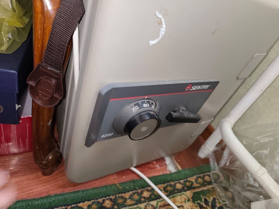 Маленький сейф. .