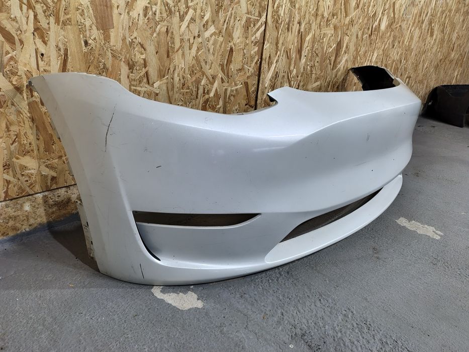 Bara fata Tesla Model Y an 2020-2024