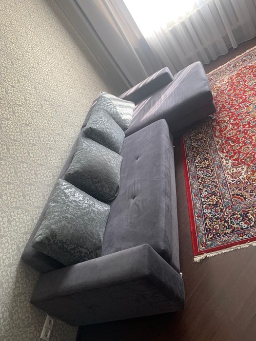 Диван с подушками