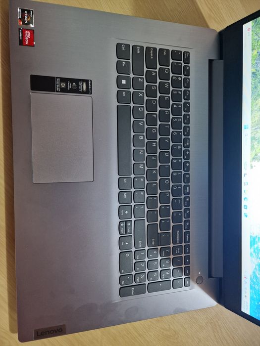 Lenovo IdeaPad 3 – Ryzen 7 5825U, 16GB RAM, SSD 512GB – impecabil