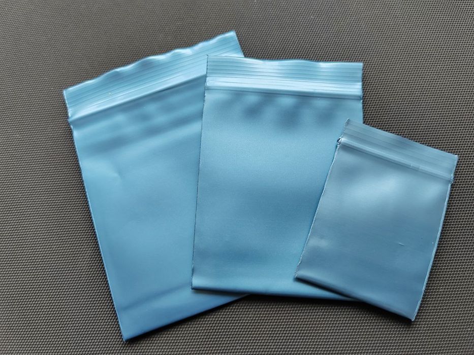 Зип-лок пакетики синие плотные.