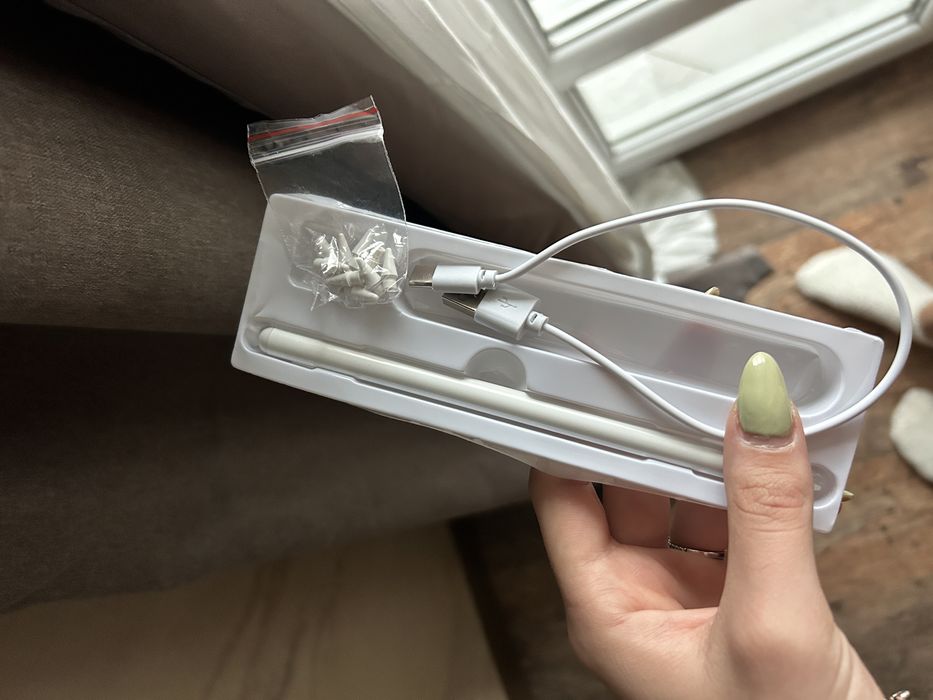 IPad pencil + pencil tips and charger