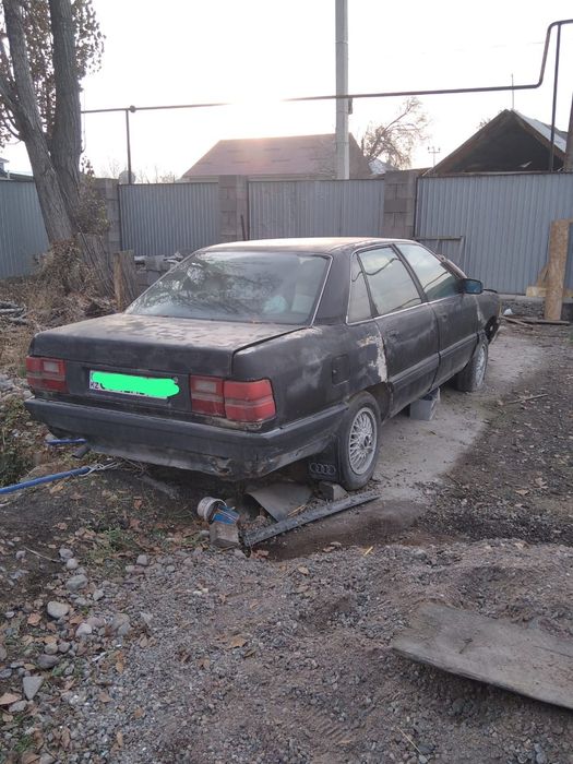 Автомобиль Ауди 100