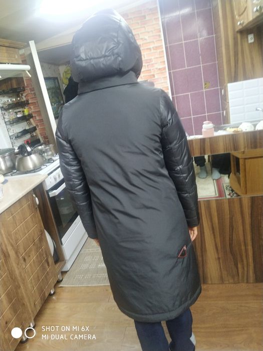Пуховик зимняя с капюшоном.