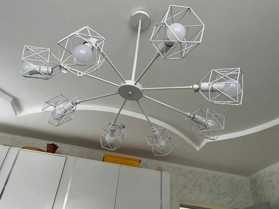 Люстра белого цвета, на 8ламп