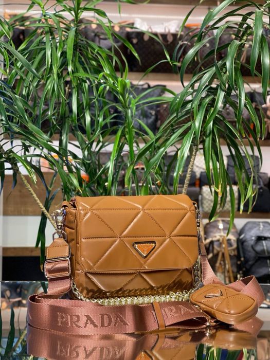 Geanta Prada noua !!! Dimensiuni 24/20 !!!