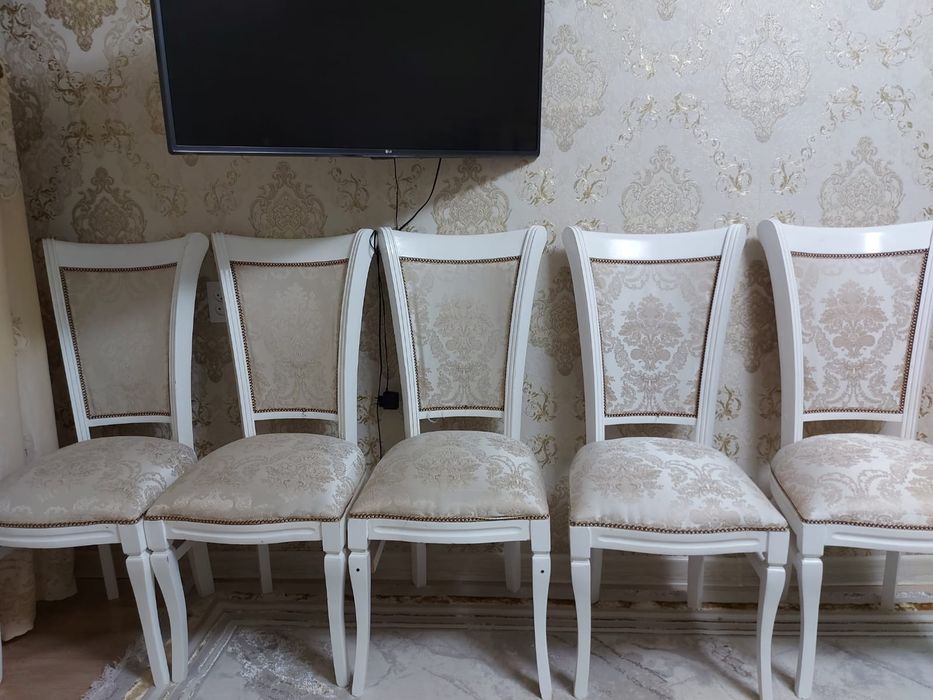 Продаётся стол с стульями