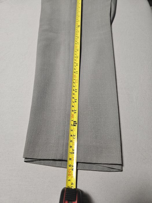 Pantaloni barbati la dunga de stofa gri

Măsurătorile sunt in fotogra