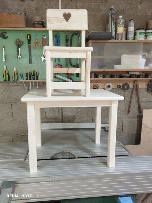 Дървени столчета и маса