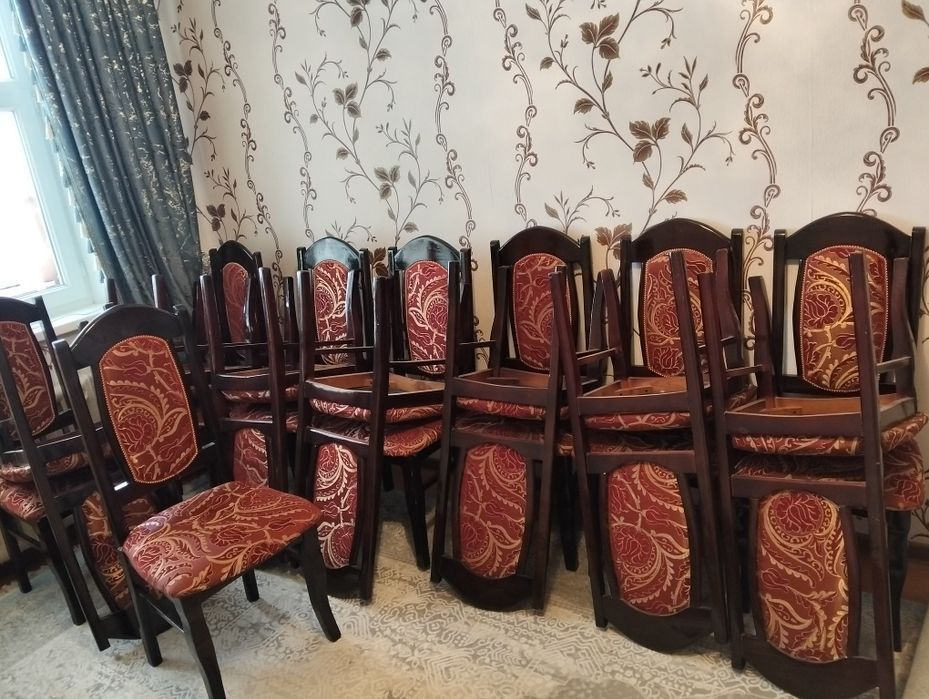 Стол стулья люстра раковина