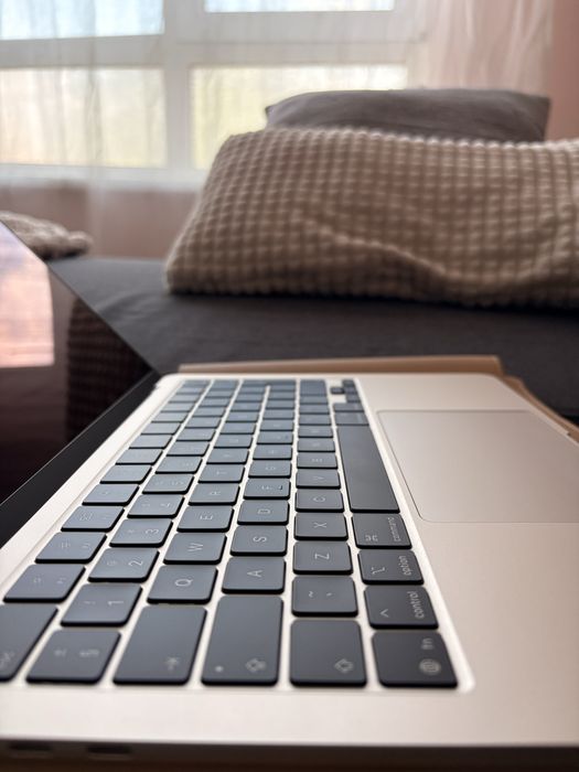 Лаптоп Apple MacBook Air 13", Apple M4, 10 CPU ядра и 10 GPU ядра, 24GB RAM, 512GB, Starlight, Международна клавиатура, RO ръководство