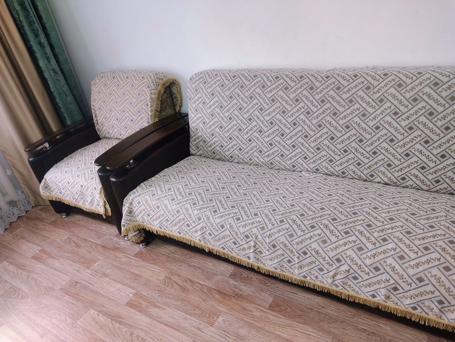 Продам диван с двумя креслами .
