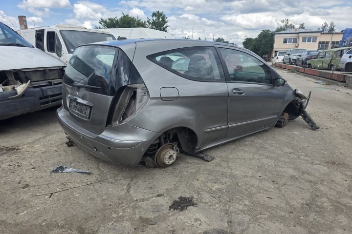 Ax cu came Mercedes-Benz A-Class 2006 A 180 CDI Autotronic (109 hp)