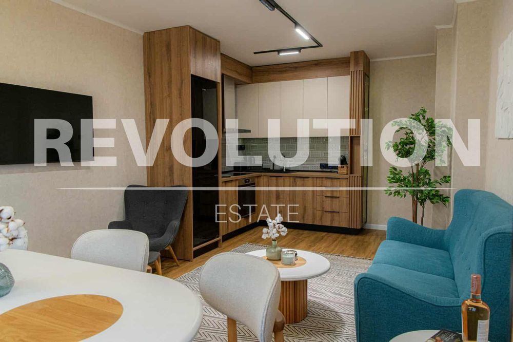 Дава се под наем Четиристаен апартамент в Варна, Център - 112 кв.м за 1495.83 € - Снимка #1