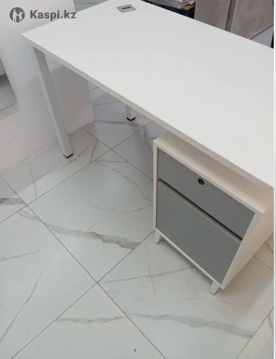 Продаются стильные офисные столы