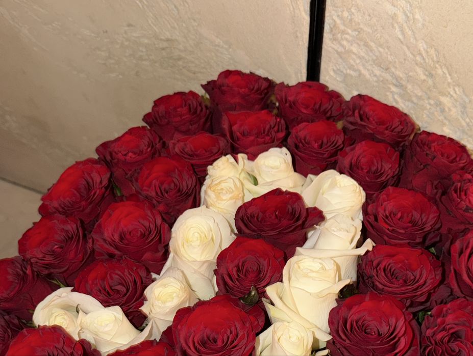 Красные роза буква Л