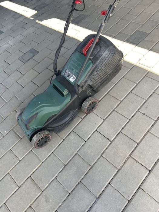 Masina electrica cu fir.