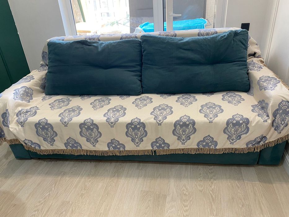 Диван практически новый