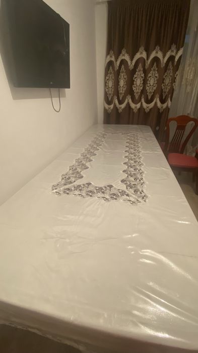 Стол и стулья в отличном состояние