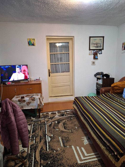 Casa un singur nivel si curte