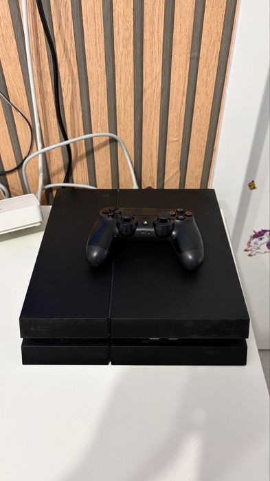 Consola PS4 impecabila  + toate cablurile