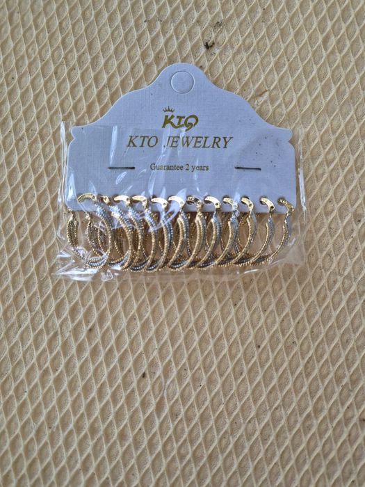 Vând cercei la set 10 lei