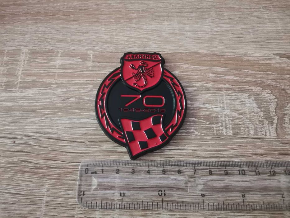 червена метална емблема Abarth 70th Anniversary