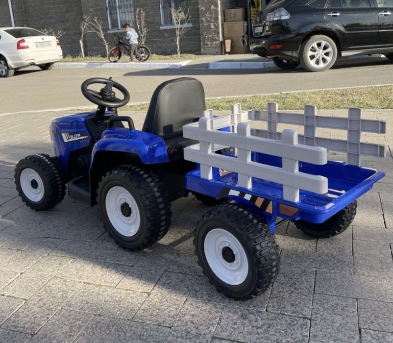 Продам синний трактор