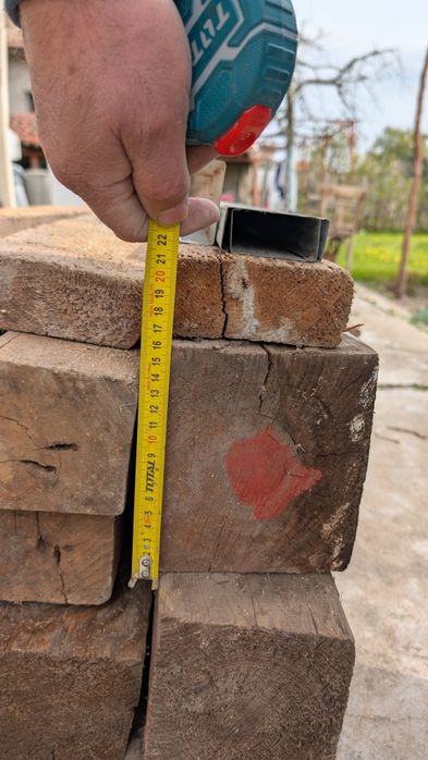 Дървени греди на различни размери подходящи за колони