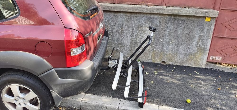 Suport pe carlig pentru 3 biciclete,rabatabil.