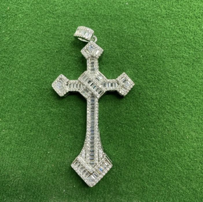 Cruciuliță zirconiu pandantiv iced out auriu argintiu