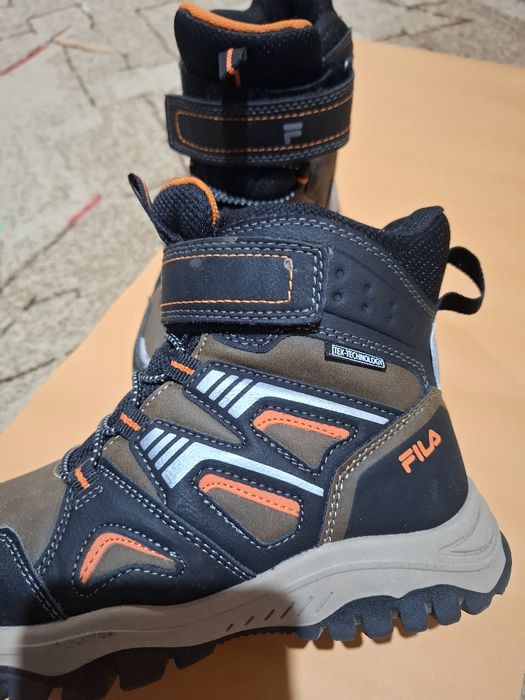 Продавам нови зимни боли за момче,марка Fila