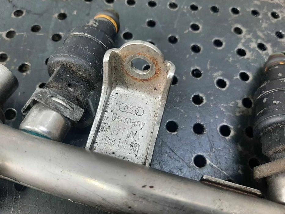 rampa cu  injectoare 1.8 b audi a4 b5   058133551  058133681