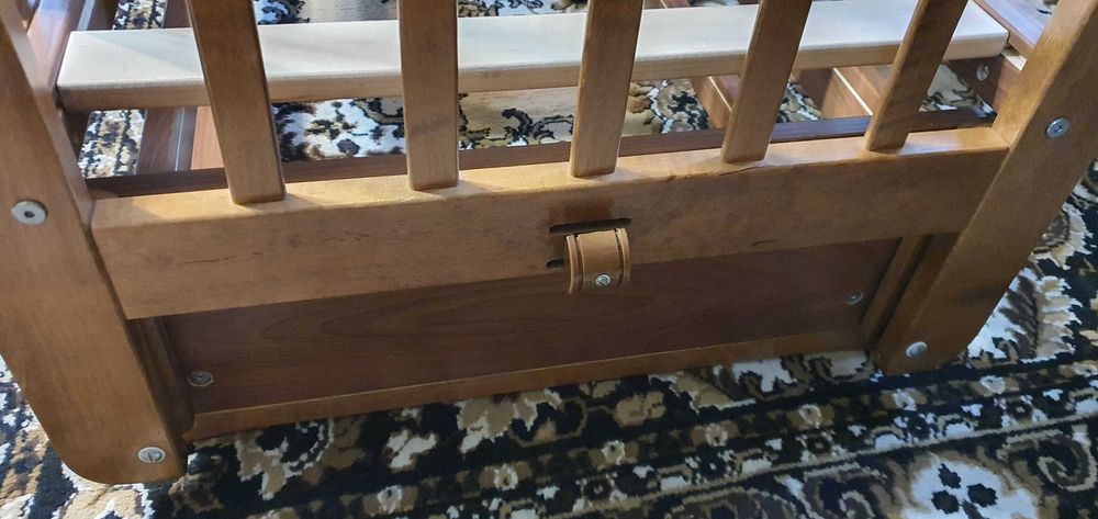 Кроватка детская, деревянная