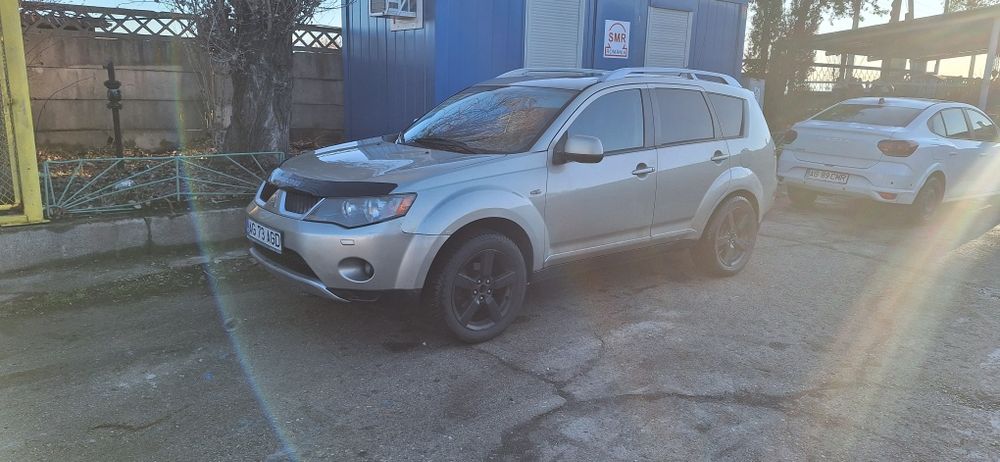 Vând Mitsubishi Outlander
