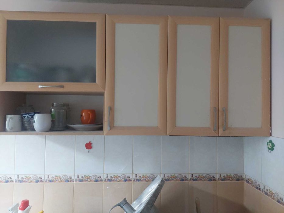 Продаётся мебель  : шкаф,кухня, и два кресла, цена за всё 300 тыс.