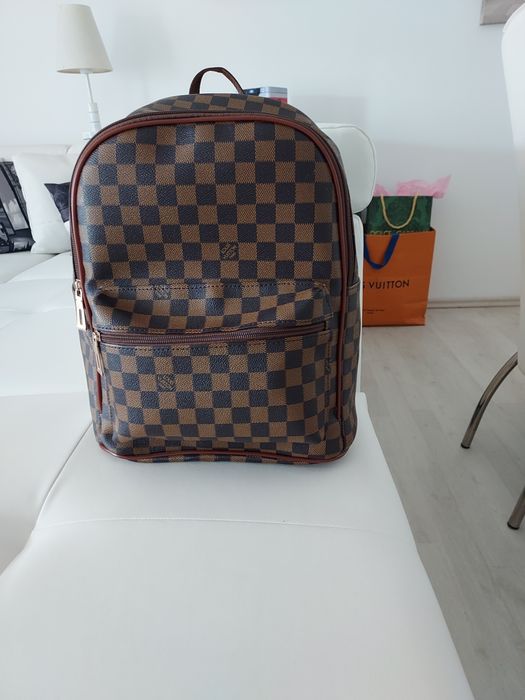 vând rucsac  barbatesc, un produs  de calitate,un  produs de import.