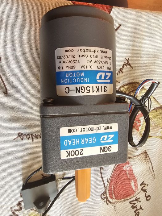 Индукционен двигател с редуктор.