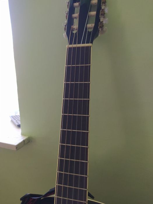 Klassik gitara sotiladi narxi 1mln kamplekt