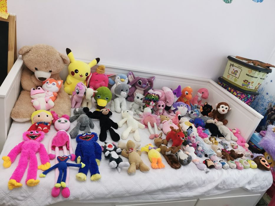 Jucarii de plus diverse personaje mari si mici