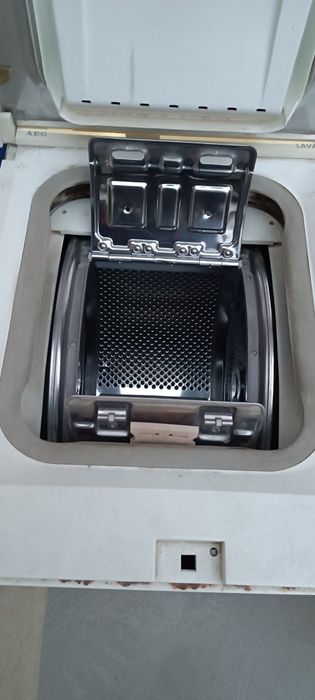 Продавам пералня AEG