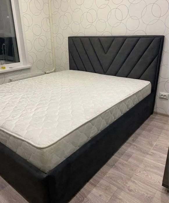 Кровать двуспальная с матрасом