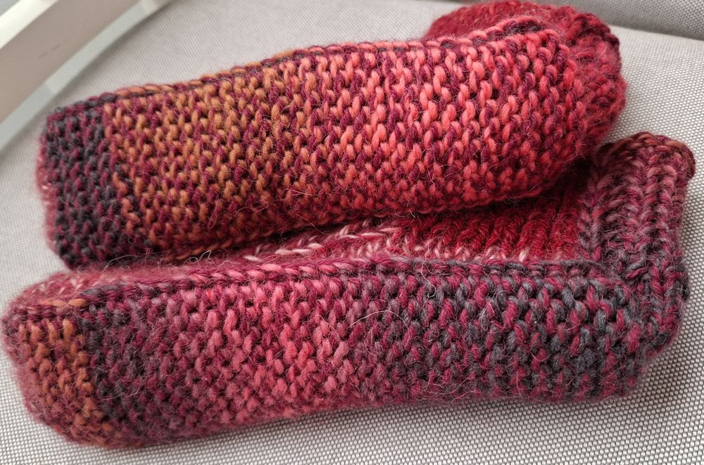 Papucei de camera, tricotati manual