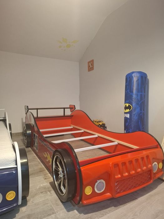 Vând 2 paturi mașinuță