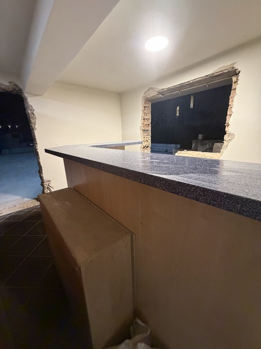 До 25.03.2026! Голяма кухня 267 на 137 см  с барплот, шкафове и мивка