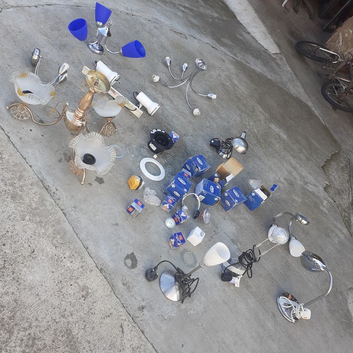 Lustre de pus în cameră pentru becuri . Și mai multe.