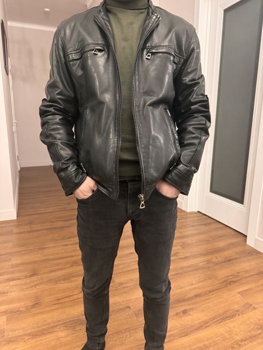 Продам кожаную куртку фирмы Guess