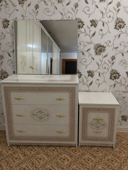 Продаётся спальный гарнитур.